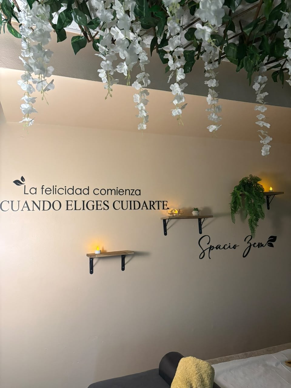 Frase inspiradora con flores colgantes en Spacio Zen