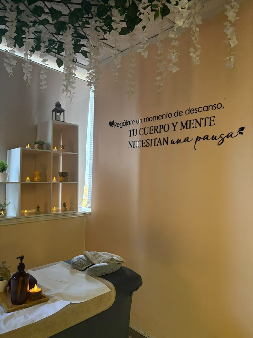 Camilla con frase de descanso y velas
