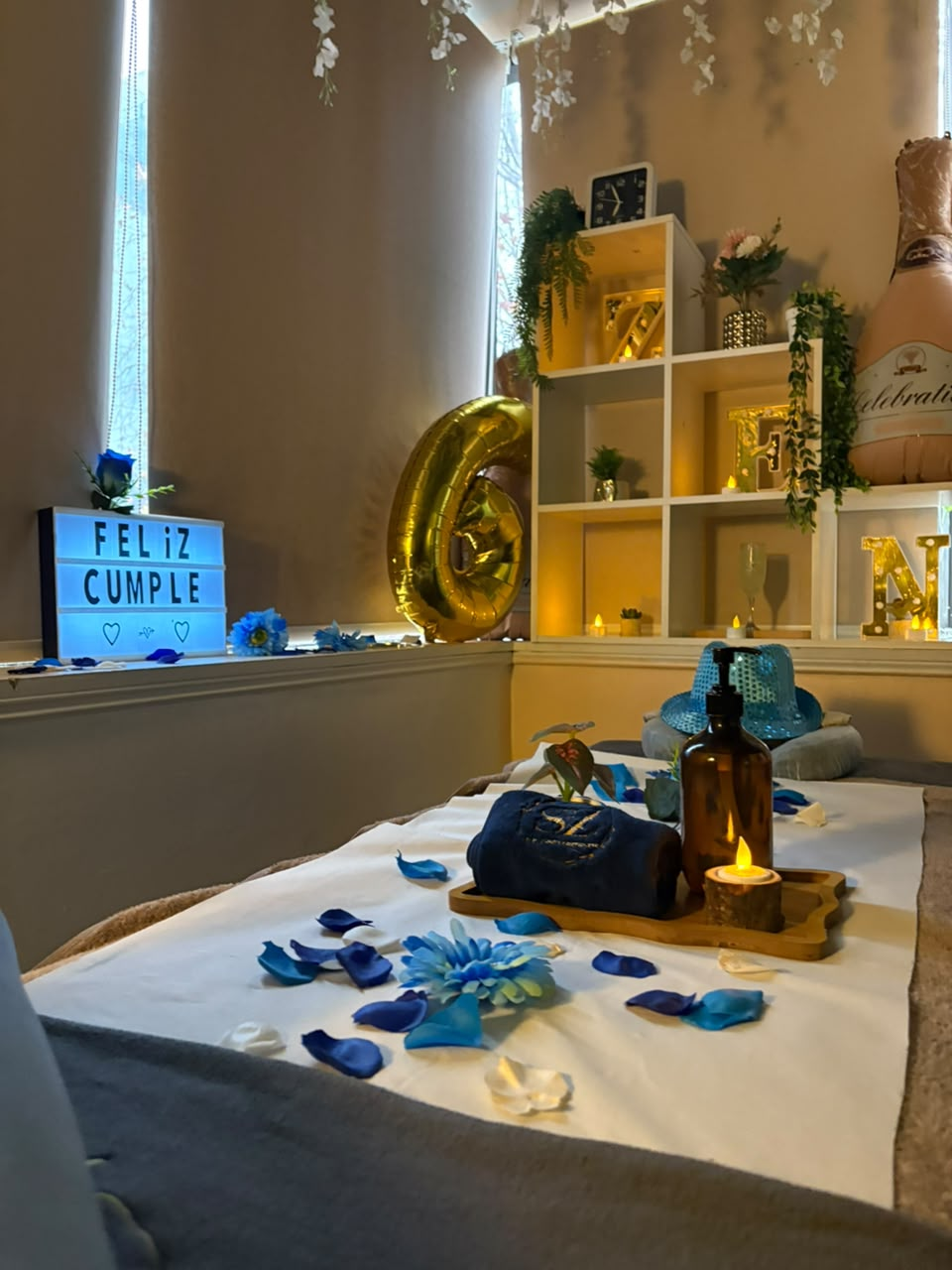 Decoración de cumpleaños en camilla de masajes