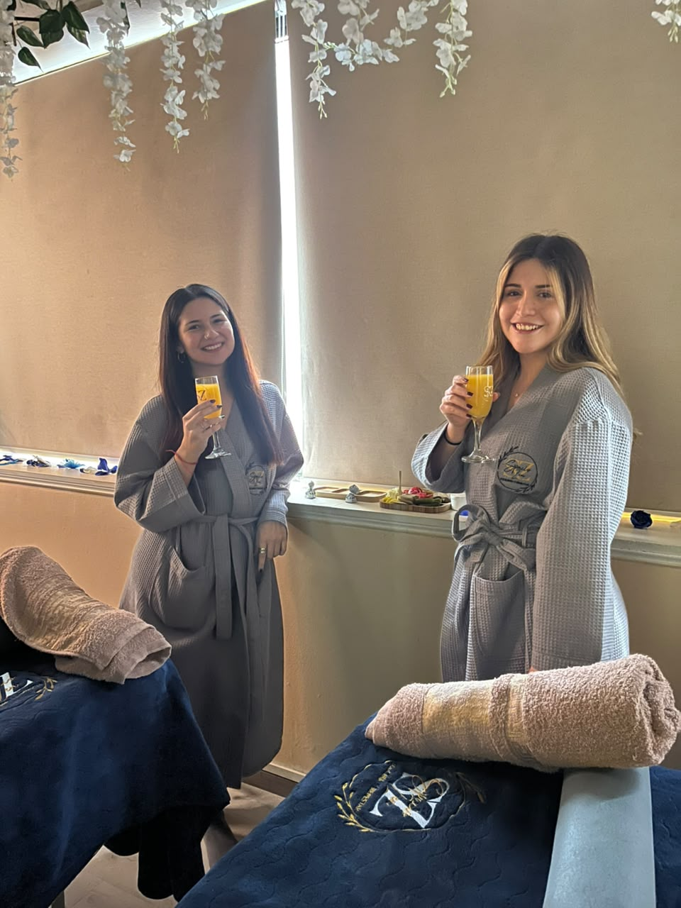 Clientas brindando en batas en Spacio Zen