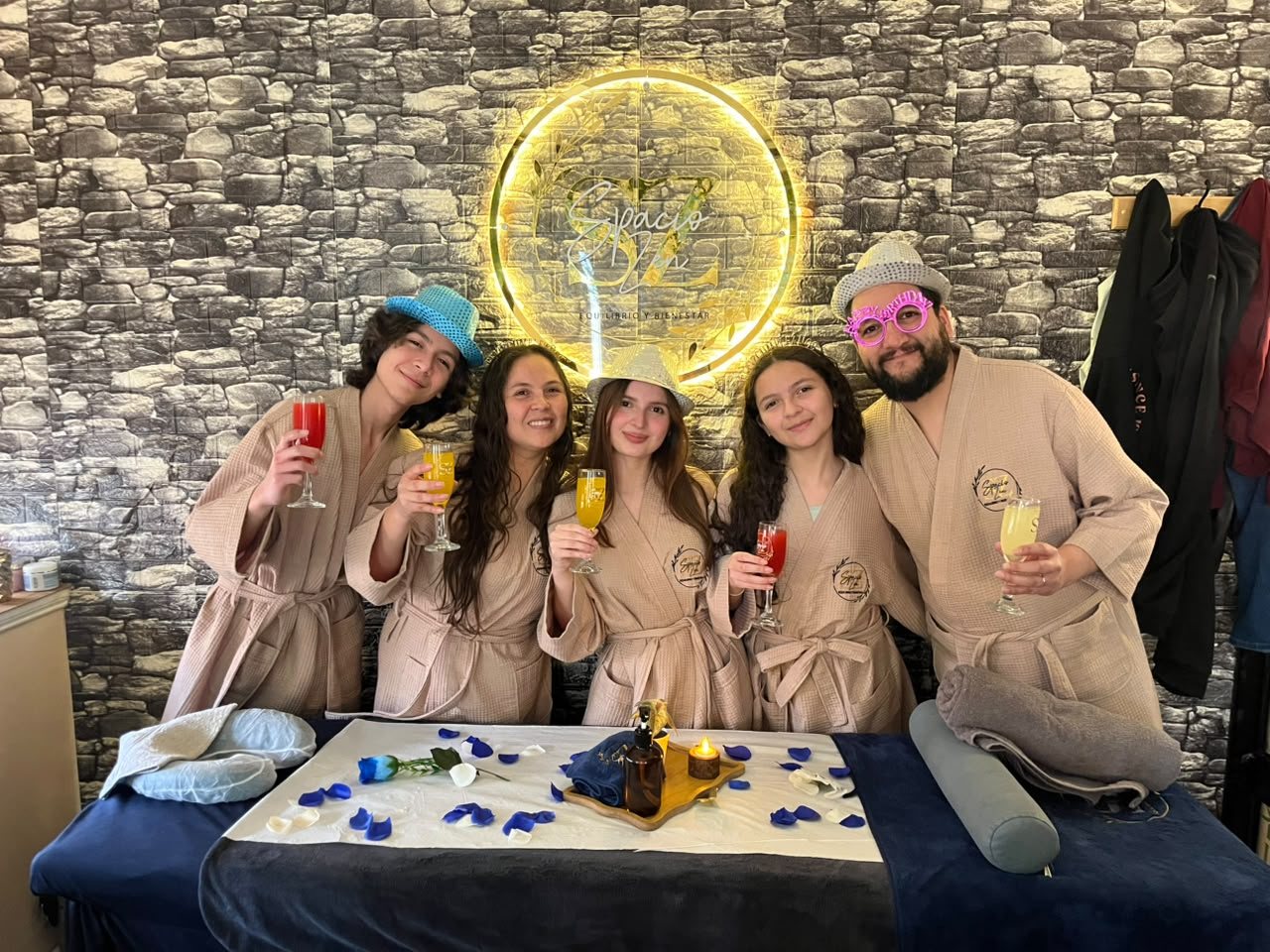 Grupo de amigos celebrando en el spa