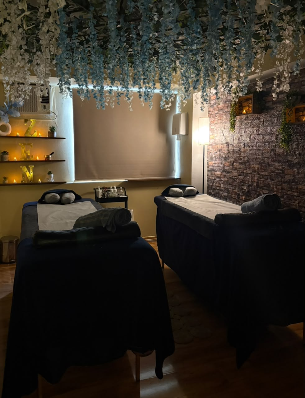 Sala de tratamiento con techo floral y pared de piedra